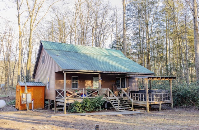 Cozy Pines Log Cabin 2BR+Loft Creekside w/Hot Tub