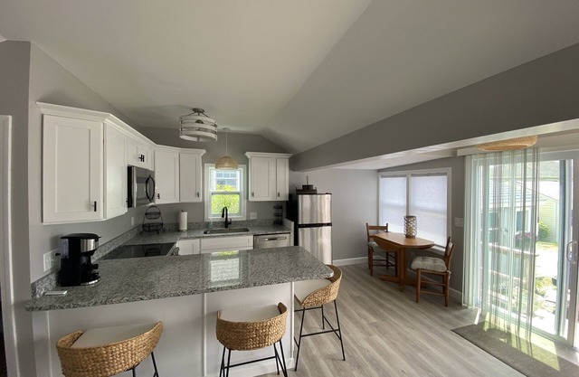 Cozy Point Judith Cottage near Block Island Ferry in private beach community.