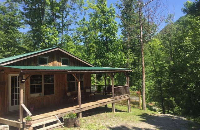 Cozy private Cabin Farm stay with WiFi in Irvine