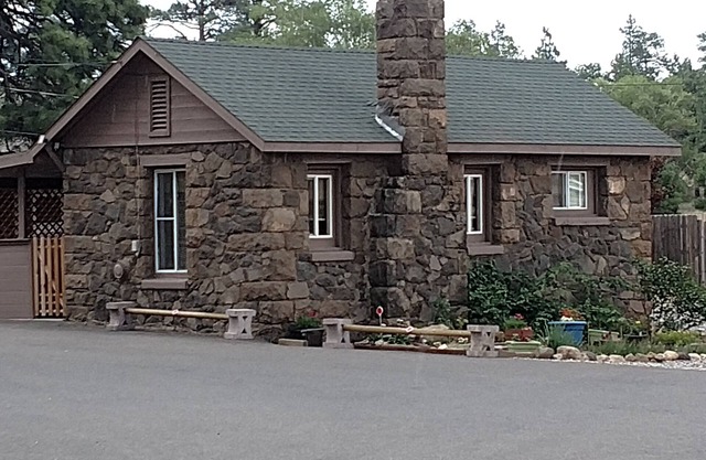 Cozy Private Cabin Within Flagstaff City Limits~Freestanding Guesthouse