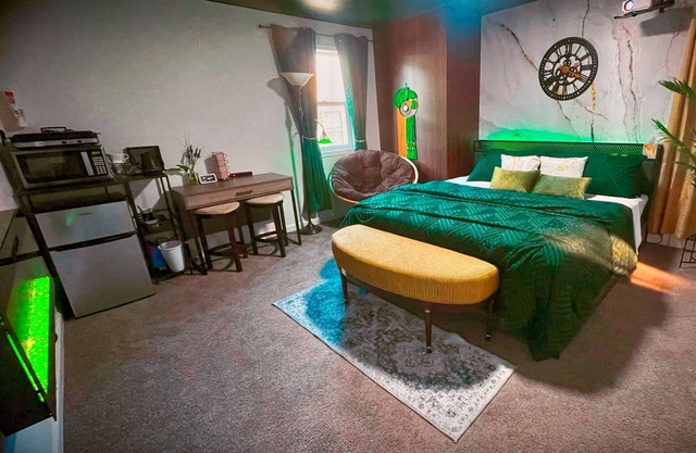 Cozy Private King Suite & Patio Wash Driveway walk 2 Stadium
