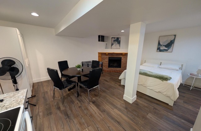 Cozy & Private Suite w/Private Entrance & Parking