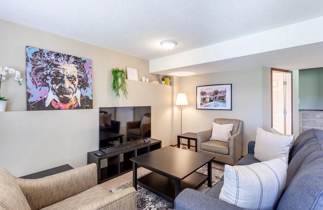 Cozy Private Suite w/Waterfront Views Sleeps 4
