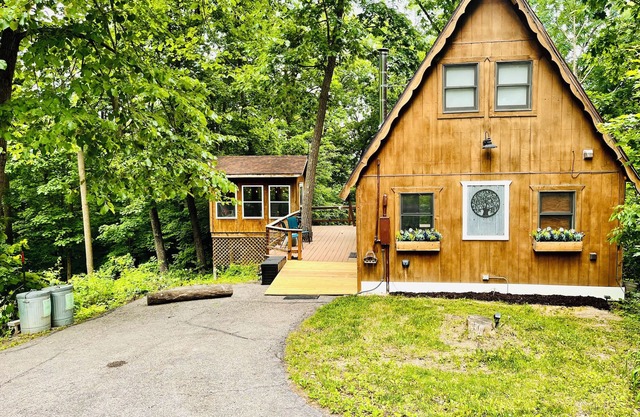 Cozy quaint cabin tucked back in the woods- Secluded, private - couples getaway