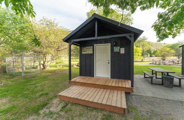 Cozy Queen Cabin Retreat at Pirates Cove | River Access + Bathhouse