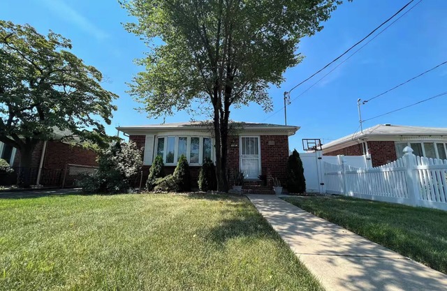 Cozy Queens Retreat w/Family Amenities & Parking