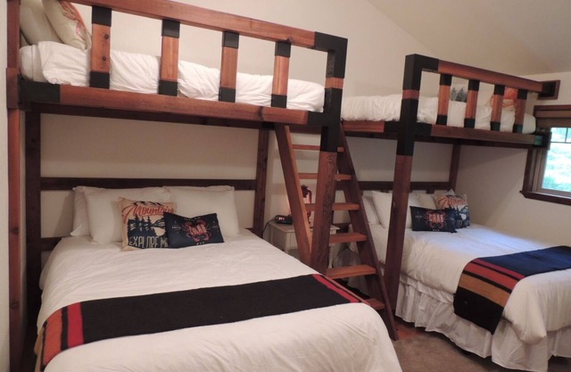 Cozy & Quiet Cabin 2 minutes from Coffman Cove Harbor - 16' Skiff & Van avail.