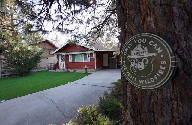 Cozy Red Cabin - Hot Tub, Fenced Yard, Walk to Park