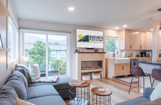 Cozy remodeled cottage steps to town and the beach! MCA#1445
