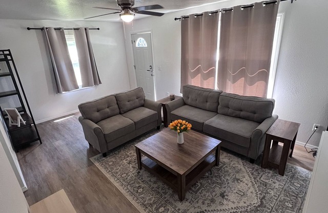 Cozy remodeled duplex, unit #A. 2bed/1bath unit with high speed Wifi.