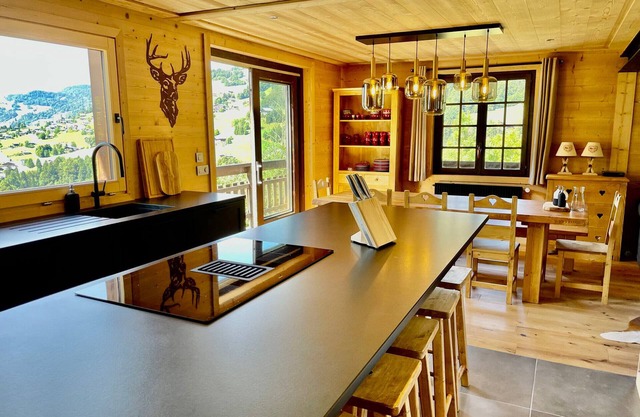 Cozy renovated chalet, 4 bedrooms, terrace, wifi, parking, near village and ski-bus