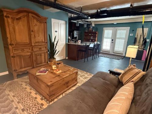 Cozy Retreat in the Heart of it all!