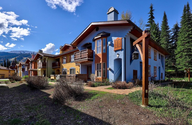 Cozy retreat. Ski in/Ski out. Private Hot Tub.