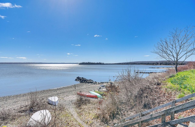 Cozy Rhode Island Retreat w/Yard, Near Beaches!