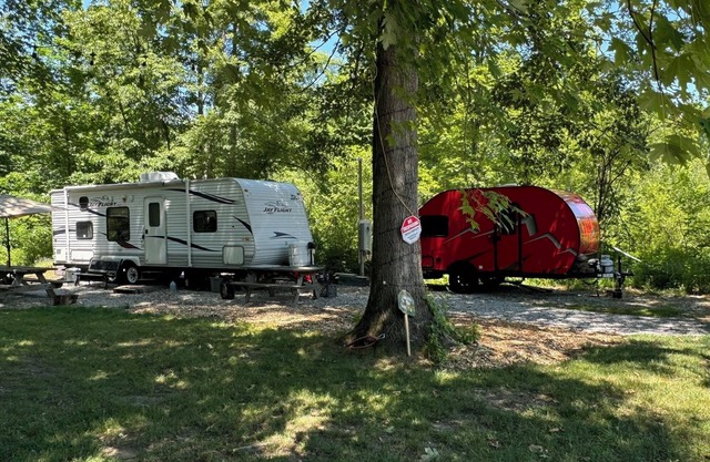 Cozy Riverside 2-bedroom RV in Charming Burton Ohio