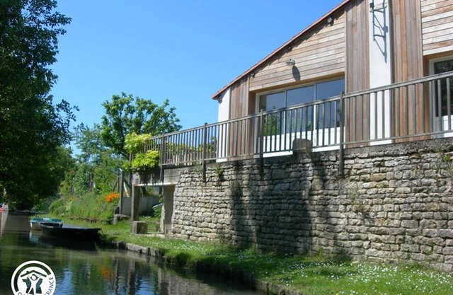 Cozy Riverside Cottage with Canoes, Terrace & Garden in Charming Damvix