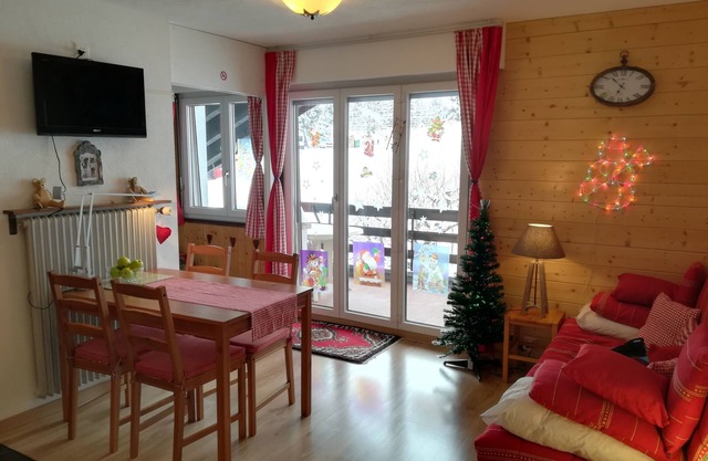 Cozy & Romantic Chalet-Style Flat with Mountain View: Ideal for Skiing & Hiking