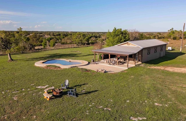 Cozy, Romantic Country Escape With Pool & Sunset!