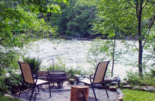 Cozy Romantic Riverside Cabin, View Hot Tub, in the Cascade Mountains of WA