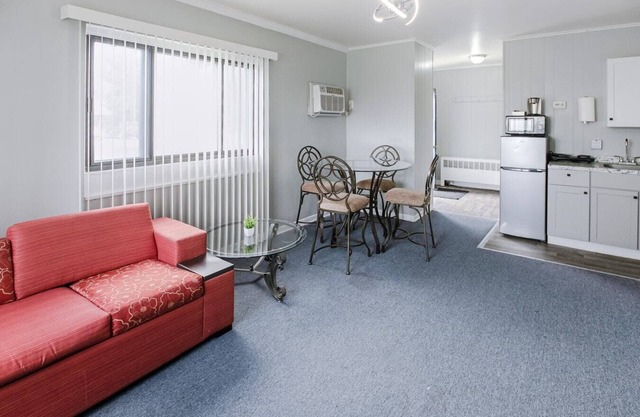 Cozy Room + Private Bath and Wi-Fi in Brownstown