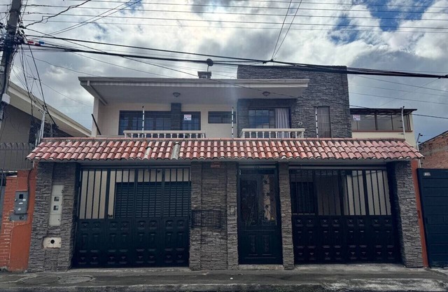 Cozy Room with Private Bathroom in Cuenca-1