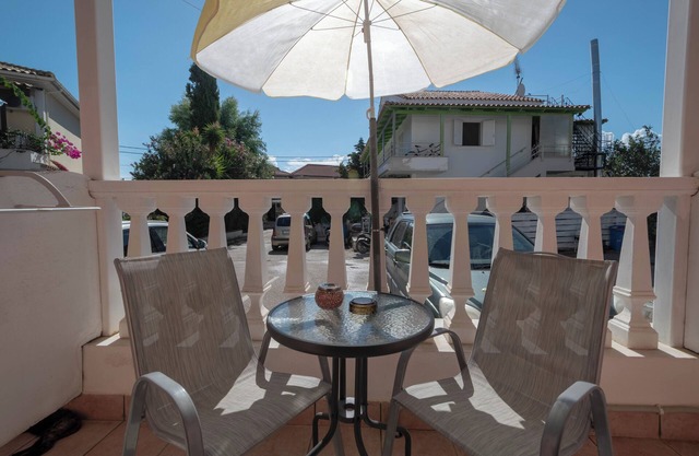 Cozy rooms only 2' walk from beach