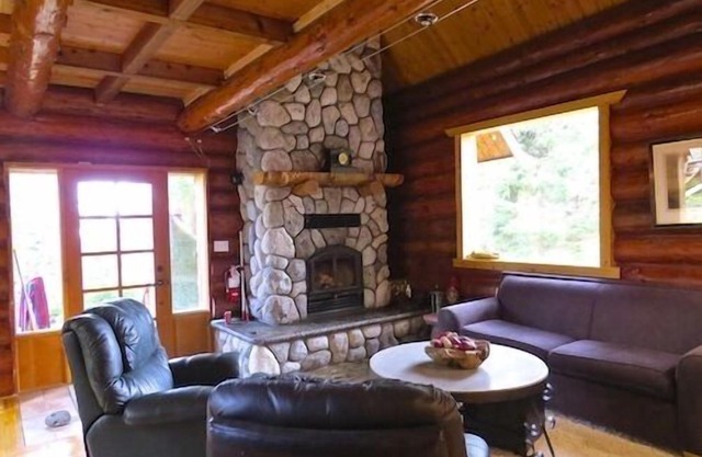 Cozy Rustic Log Home Living With Wood Fireplace And Hot Tub