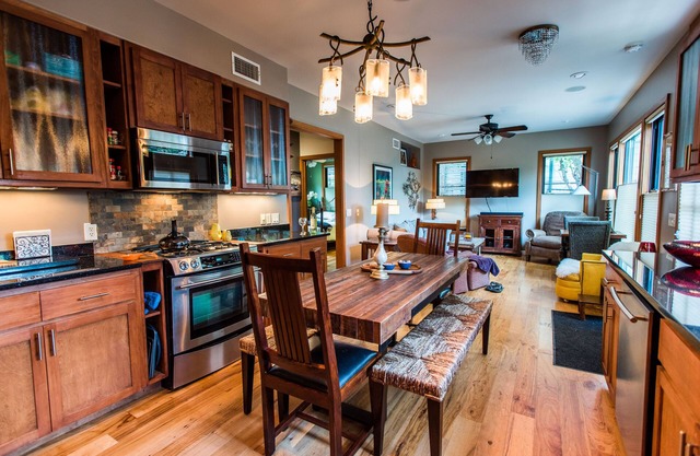 Cozy Rustic SoCo Cottage "Excellent Amenities & Location 5 Star" AskAbout3+Month