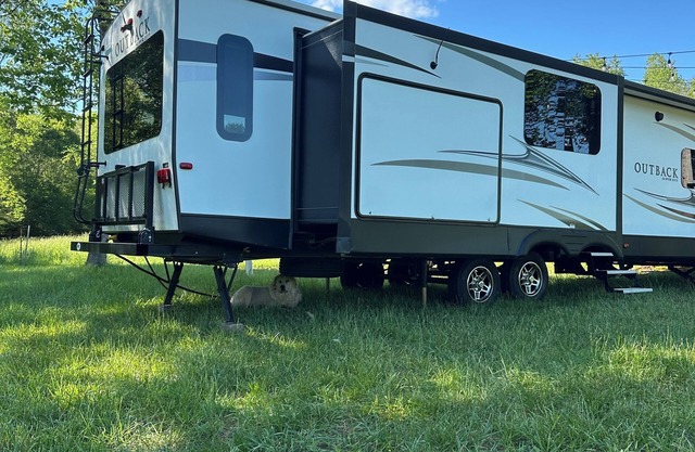 Cozy RV on farm property in Rutherfordton with AC, WiFi