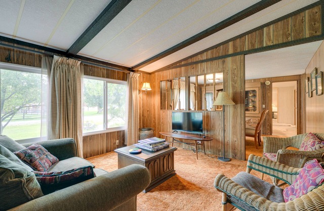Cozy Salmon Home w/Mountain Views & River Access