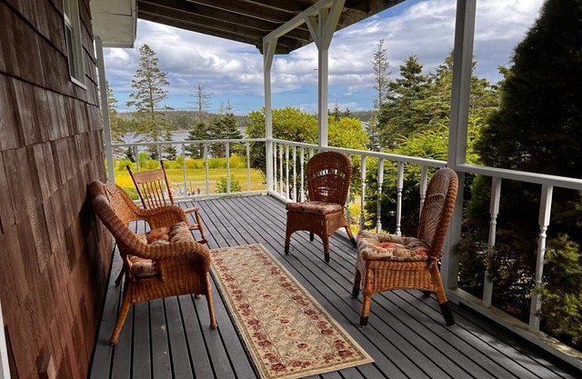Cozy Seaside 2 Bedroom Cottage With Incredible Views And Large Patio