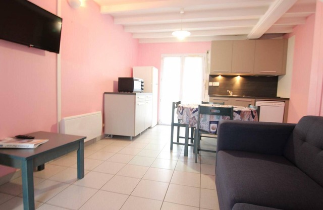 Cozy Seaside Cottage: 3-Bedrooms, Near Beach, Surf Spot, Pet-Friendly, Internet, Parking