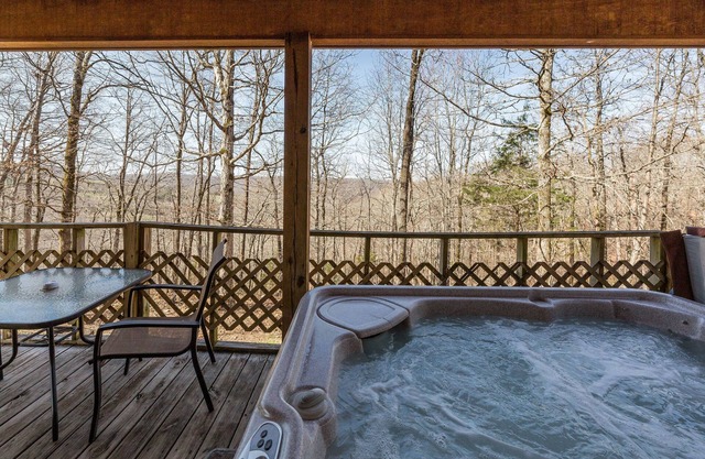 Cozy Secluded Cabin with a Hot Tub