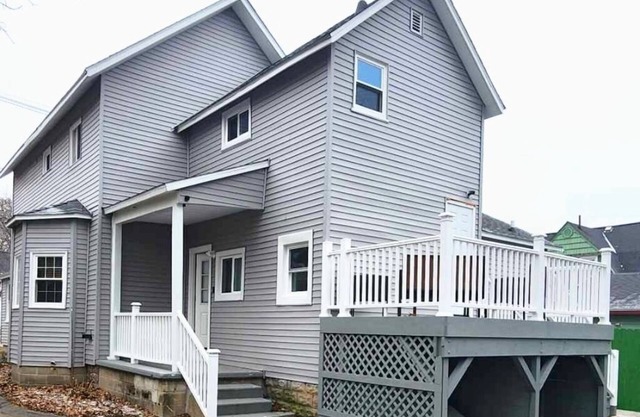 Cozy second floor unit in the heart of Downtown Charlevoix, 1BR/1BA sleeps 4 n