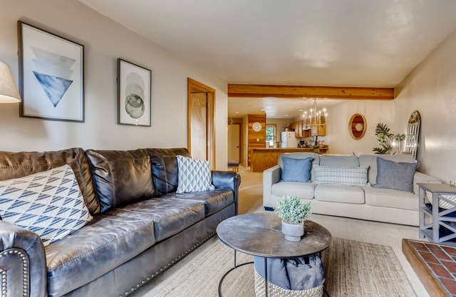 Cozy Ski Condo + Hot Tub + Fireplace + Heated Pooln