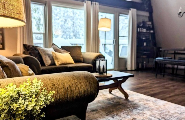 Cozy Ski Retreat in Cold Springs w/Projector & PS4! Dodge Rdg 7mi/Pinecrest 5mi