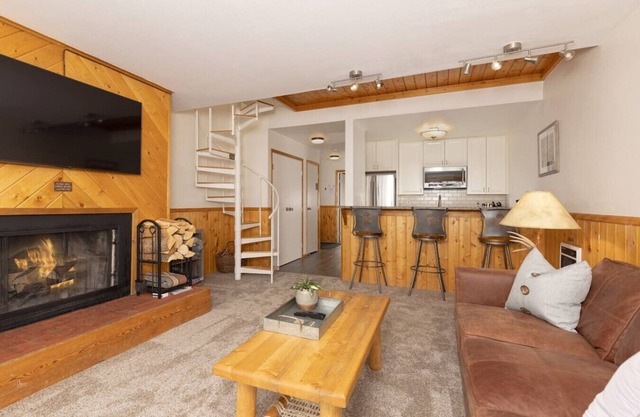 Cozy Slope-Side 2 Bedroom, Walk to Chairlifts!