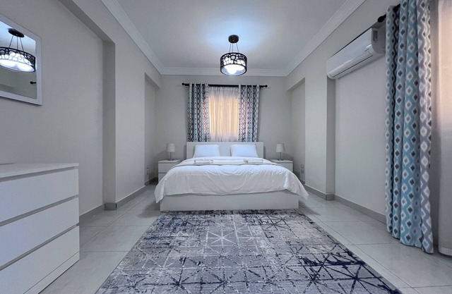 Cozy Spacious 3BR Apt - King Beds - with AC & WiFi in fantastic New Cairo