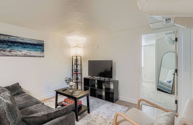 Cozy, Spacious and Private, The Olivia Suite, in South Denver, Pet Friendly