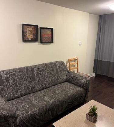 Cozy & Spacious Suite with Private Bathroom near Toronto Airport !