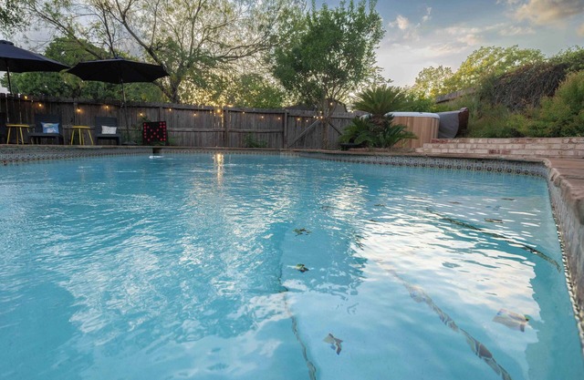 Cozy Spur - Close to Lackland, Pool, Hot tub & Games