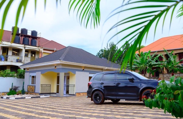 Cozy standalone bungalow for a retreat, party and a home. Secure & Pet-Friendly!