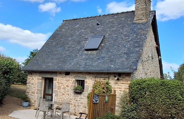 Cozy Stone Cottage with Private 8ha Fishing Pond and Scenic Surroundings - Ideal for Nature Lovers