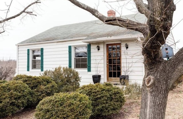 Cozy Stonehenge Cottage- Fenced yard, Close to Hospital, Walk to Downtown