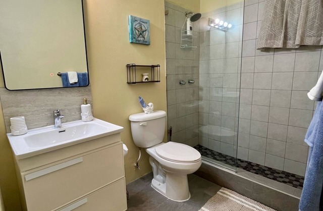 Cozy studio with WiFi, AC, kitchen in tranquil Cedar Valley Gardens