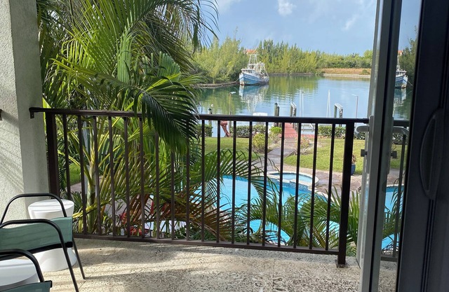 Cozy studio across the street from beach with AC, WiFi