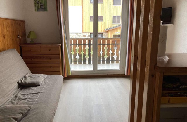 Cozy Studio for 4, Close to Slopes & Shops - Alpe d'Huez, 2nd Floor Balcony, Ski Locker, No Pets