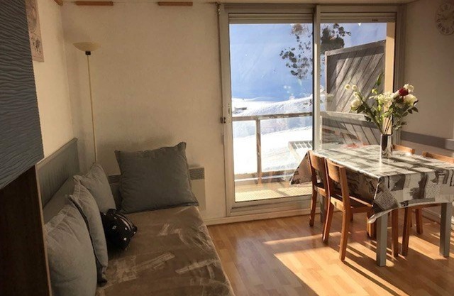 Cozy Studio Sleeps 4 - South-Facing Balcony - Ski-In/Ski-Out - Covered Parking