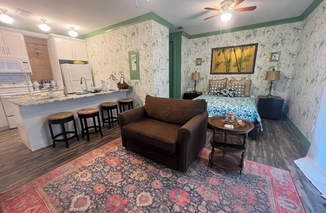 Cozy studio with AC and WiFi in delightful Downtown Fort Myers