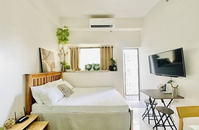 Cozy Studio with Balcony at WV Towers